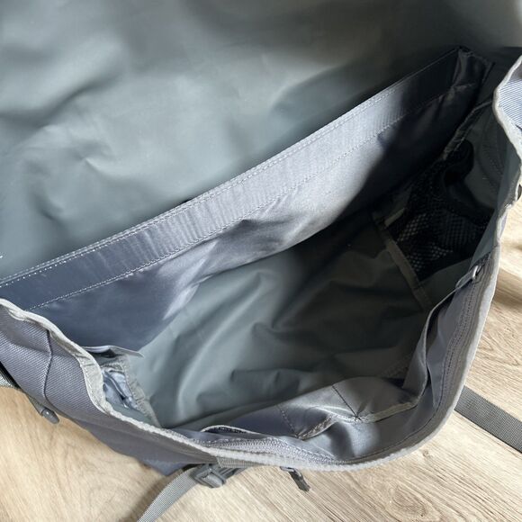Timbuk2 Classic Messenger Crossbody Bag Gray Stuck in the Middle Commuter LOGO - Picture 6 of 11